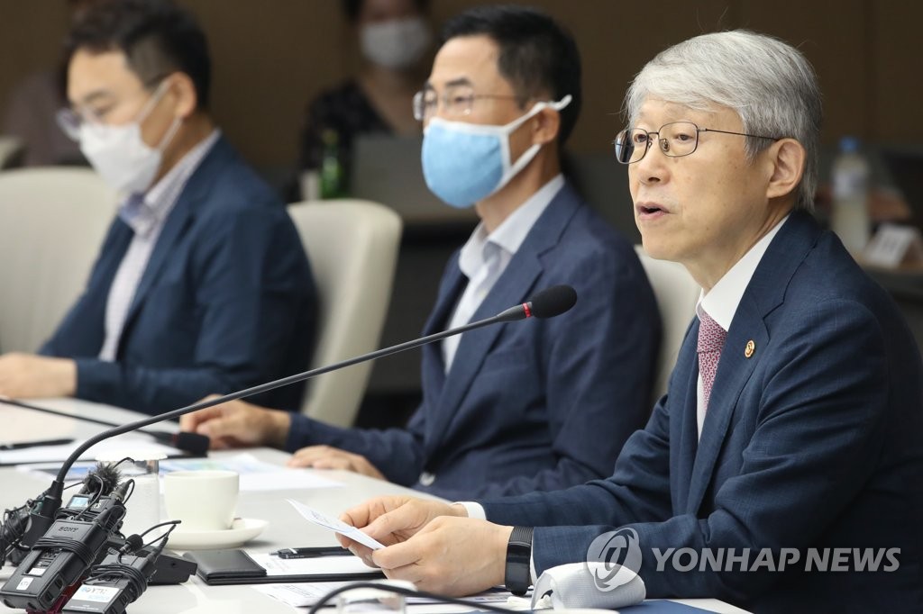 Science Minister Choi Ki-young (R) speaks at a gathering of researchers who conducted primate infection model tests to find ways to combat COVID-19, in downtown Seoul, on Aug. 5, 2020. (Yonhap) 
