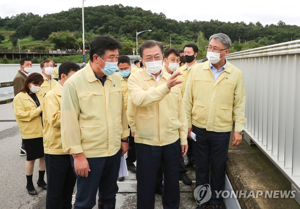 문 대통령, 연천 군남댐 시설 점검