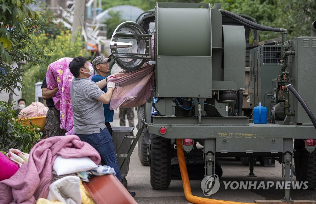 Troops help flood victims Troops help flood victims
