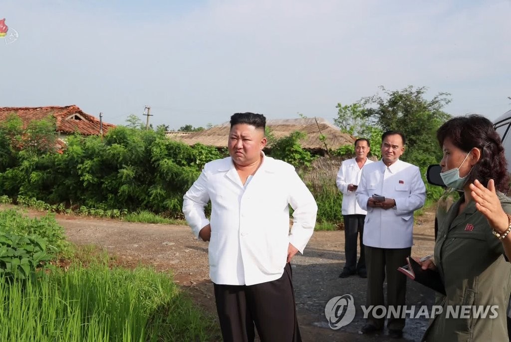 El líder norcoreano en una aldea inundada El líder norcoreano en una aldea inundada