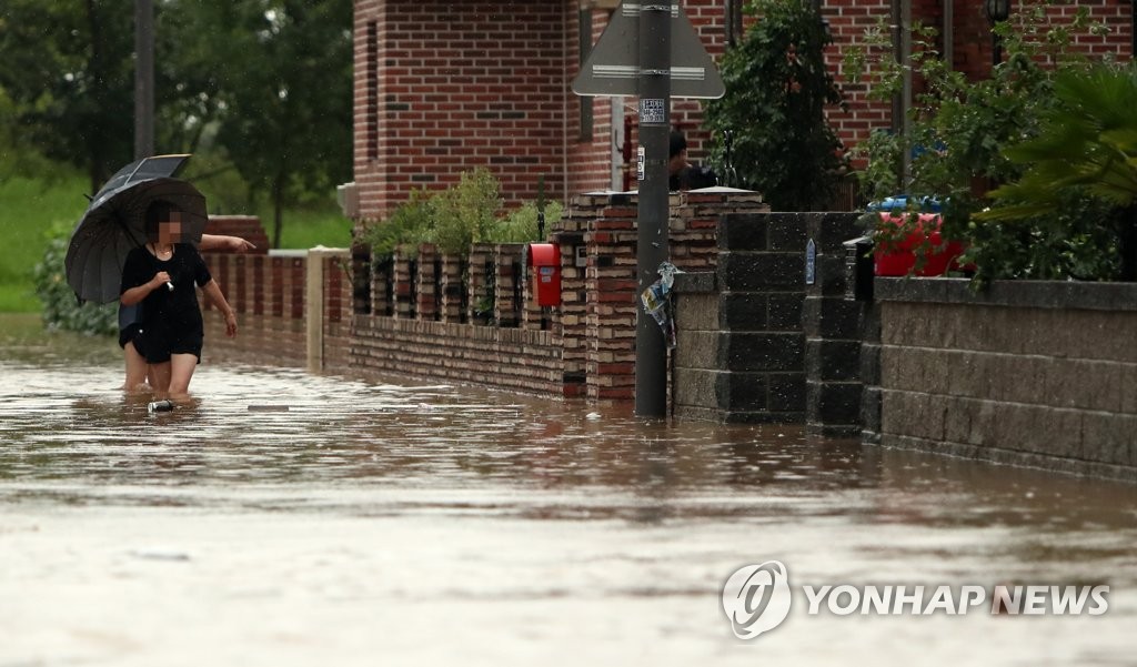 폭우에 잠긴 광주 주택가