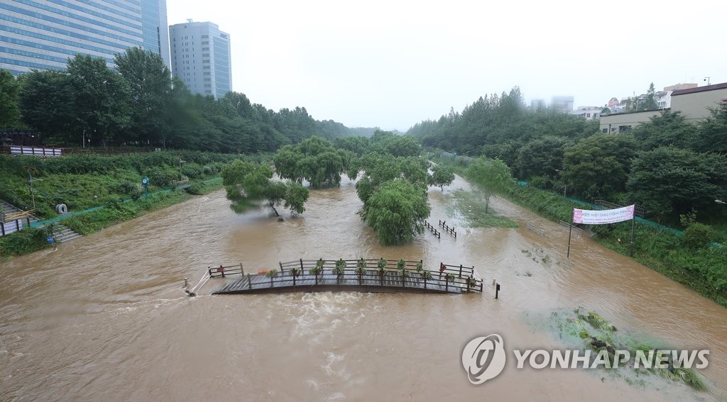 Flooded Yangjae Stream Flooded Yangjae Stream