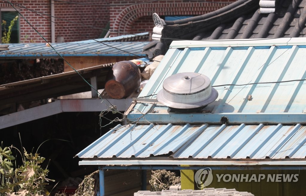 수몰 마을 주택 지붕 위 '솥단지'
