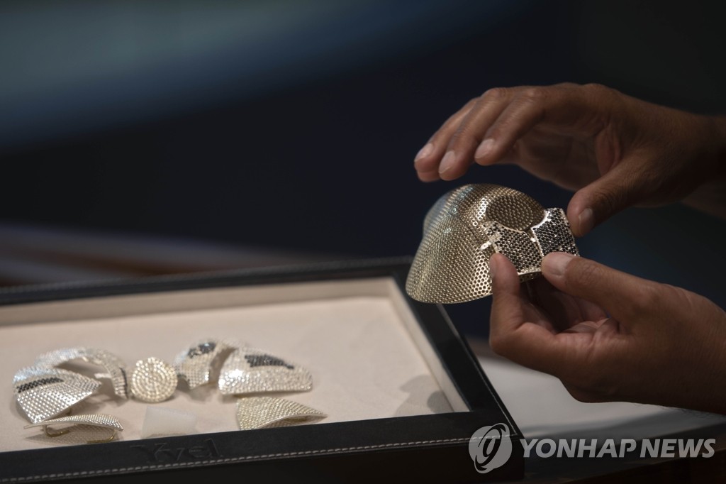 금·다이아몬드로 장식된 18억원짜리 마스크