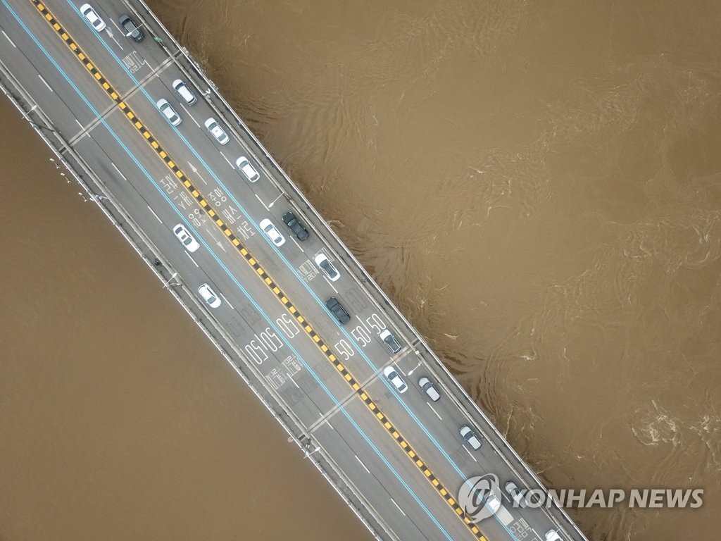 '흙빛으로 변한 한강'…복구 작업 진행 중