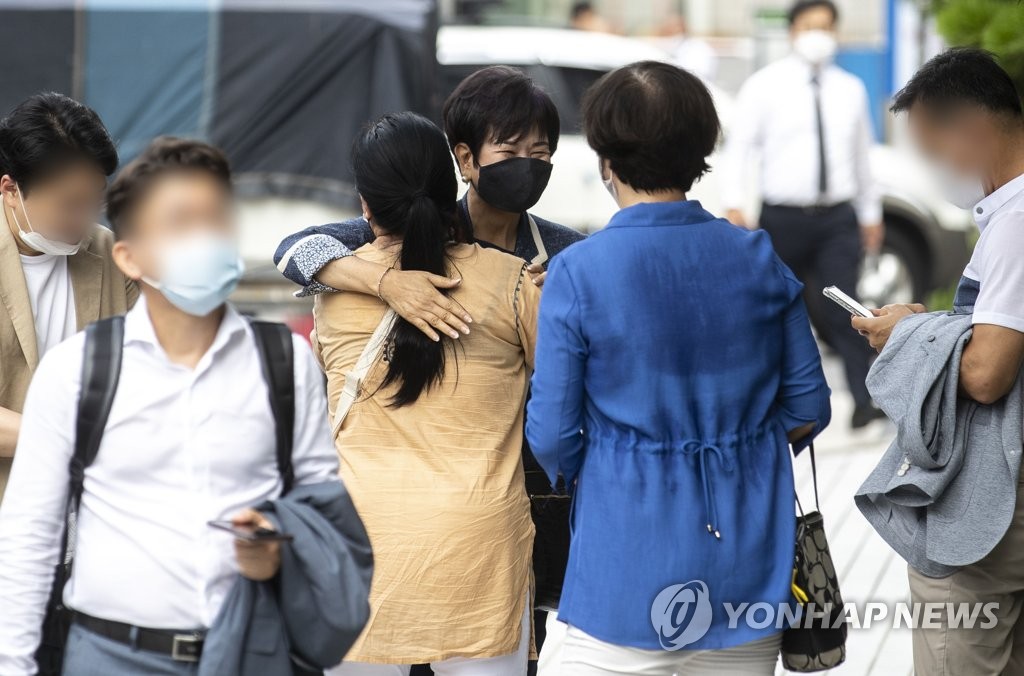 지지자들과 포옹하는 손혜원 전 의원