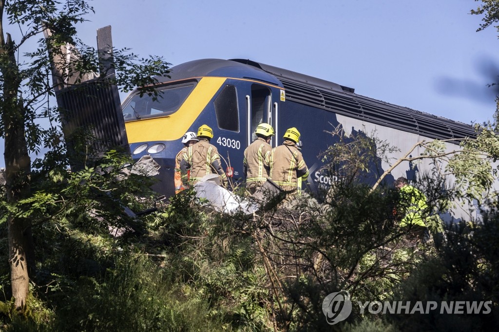 구조작업 진행되는 스코틀랜드 열차 탈선 사고 현장