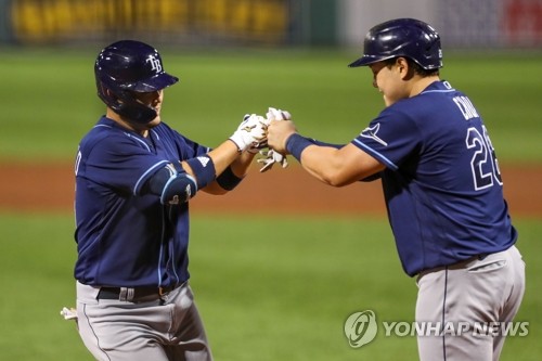 홈런 날리고 최지만과 기뻐하는 MLB 탬파베이 쓰쓰고
