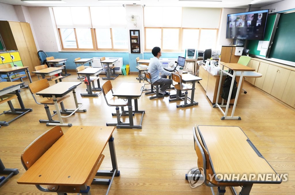 텅 빈 교실에서 온라인 수업