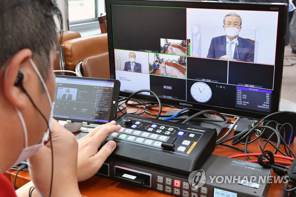 온라인 의원총회에서 발언하는 김종인
