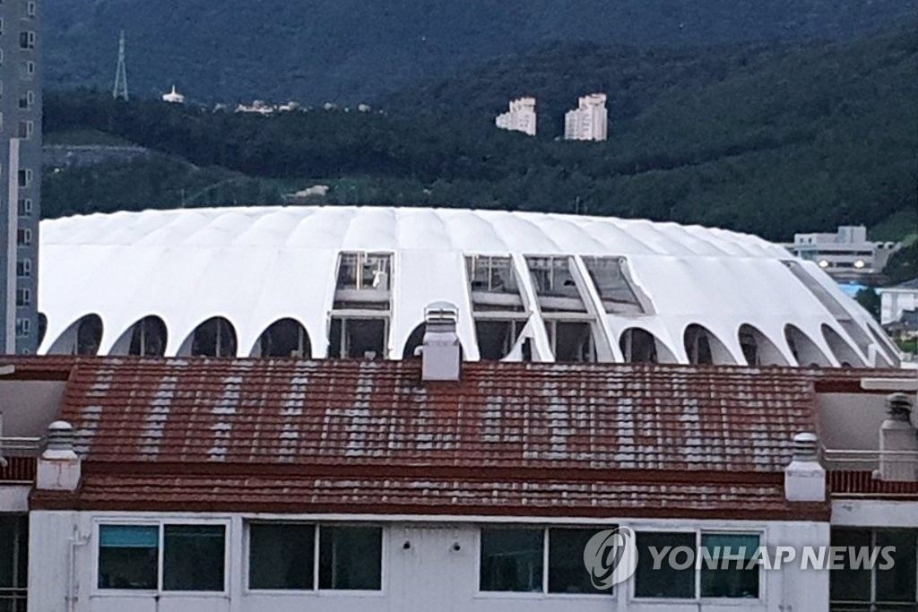 태풍에 파손된 아시아드주경기장 지붕막