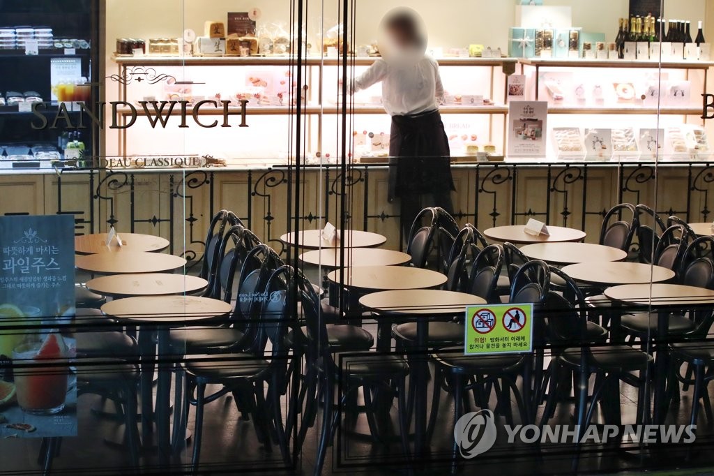 This photo, taken Sept. 7, 2020, shows an empty franchise bakery in Seoul as the government has limited franchise coffee chains, bakeries and ice cream shops to offering takeout and delivery over the COVID-19 outbreak. (Yonhap)