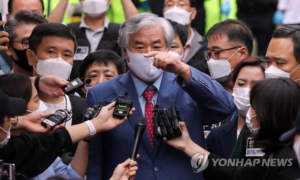Jun Kwang-hoon (C), a pastor of Sarang Jeil Church, speaks to reporters outside the church in northern Seoul on Sept. 7, 2020. (Yonhap)