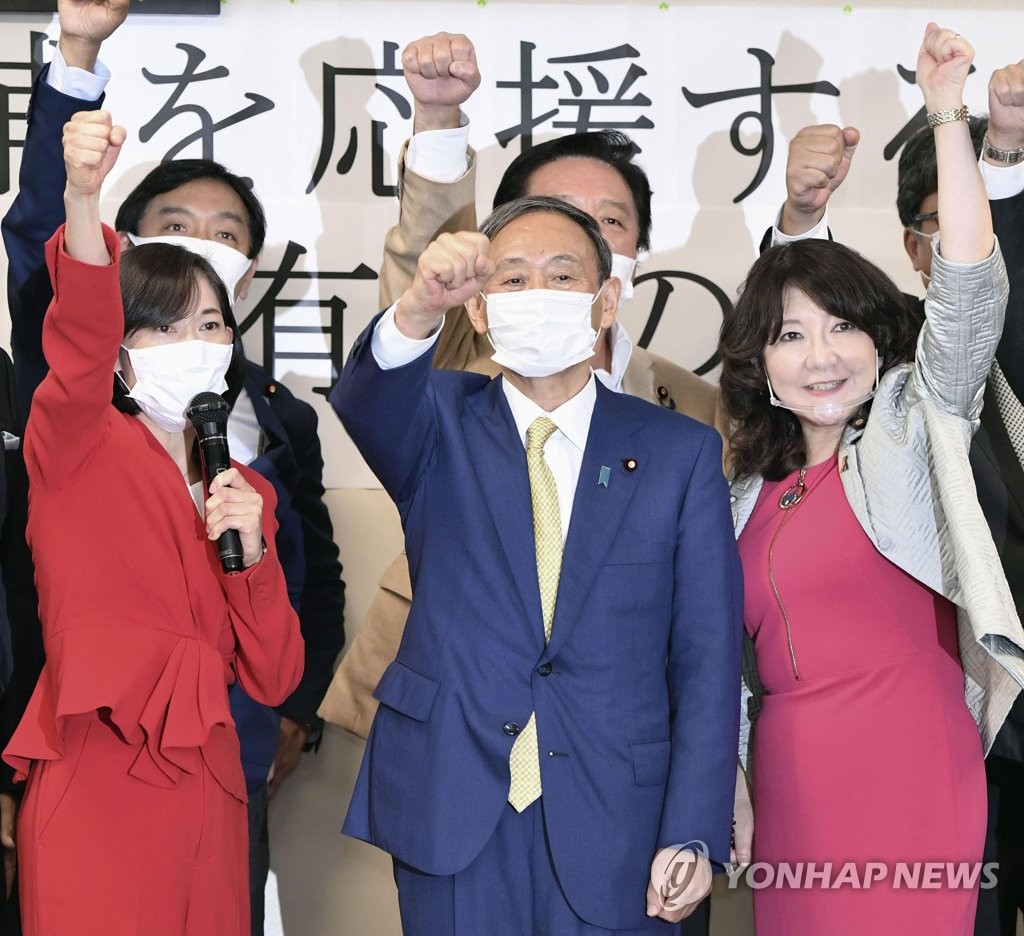 '차기 총리를 향하여'…기세 올리는 스가 일본 관방장관
