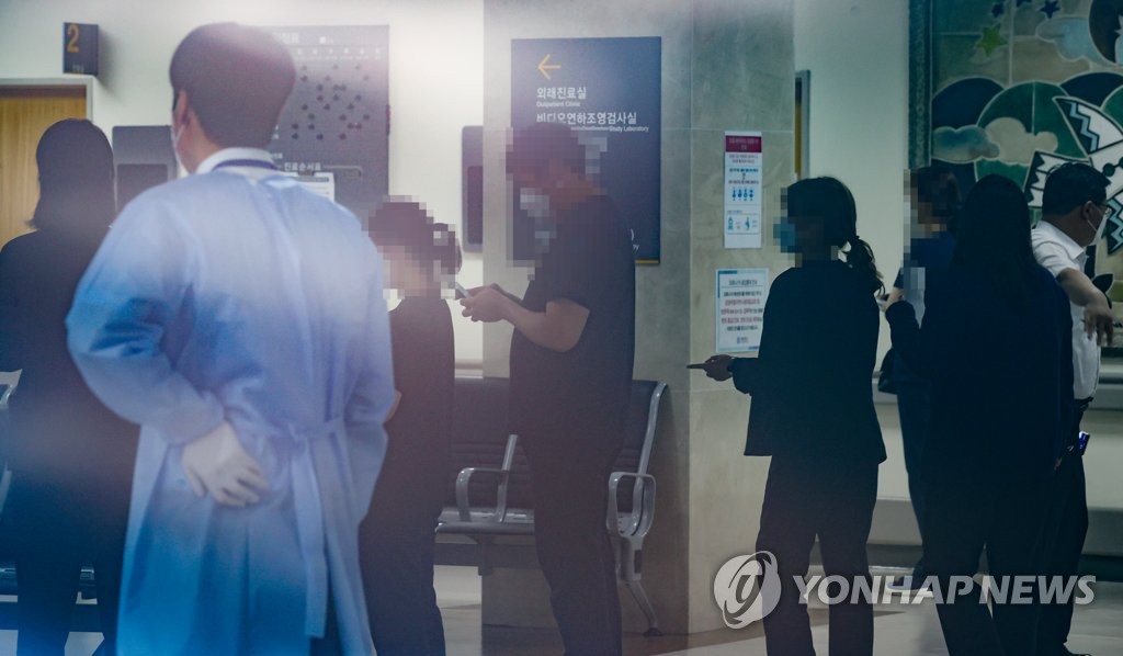 Hospital employees at Severance Hospital in western Seoul stand in a line at the lobby of the rehabilitation hospital building to get tested for the new coronavirus on Sept. 10, 2020. (Yonhap)