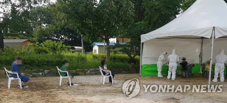 코로나19 검사 기다리는 초등학생들