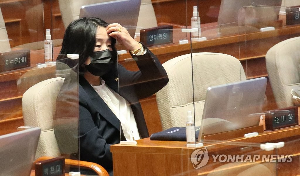 본회의장의 윤미향 의원