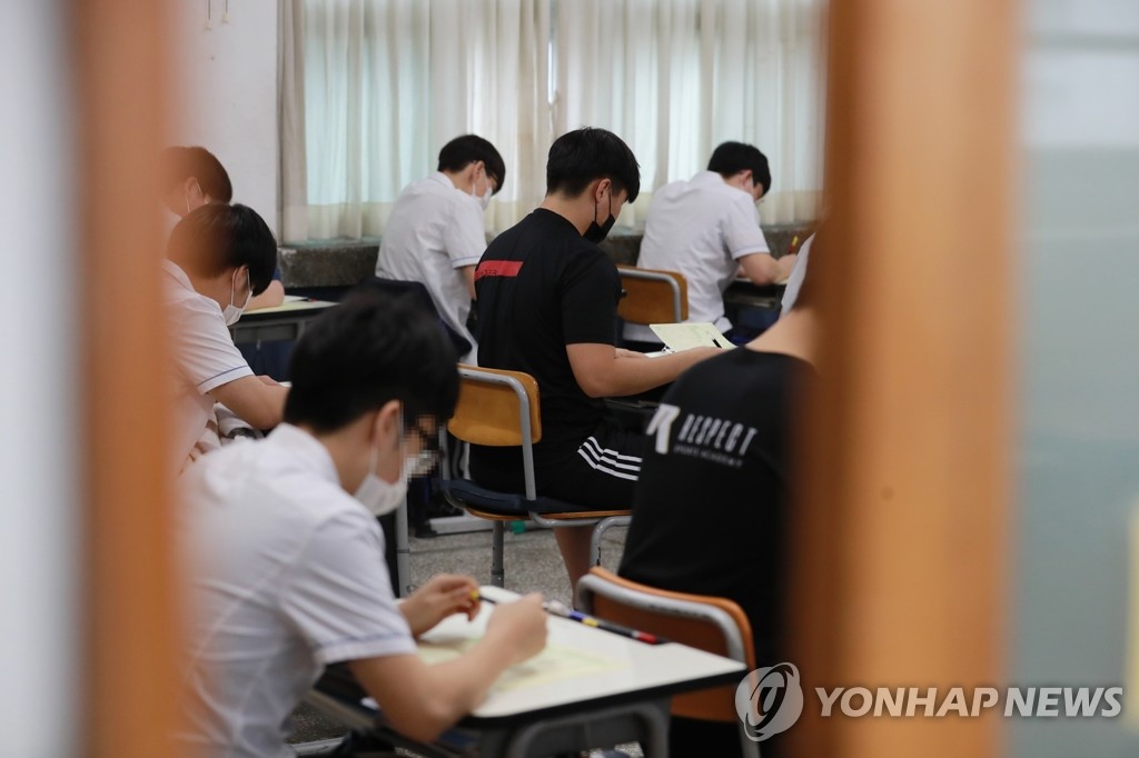Senior high school students take a mock exam for the College Scholastic Aptitude Test (CSAT) set for December at a high school in the southeastern port city of Busan on Sept. 16, 2020. (Yonhap)
