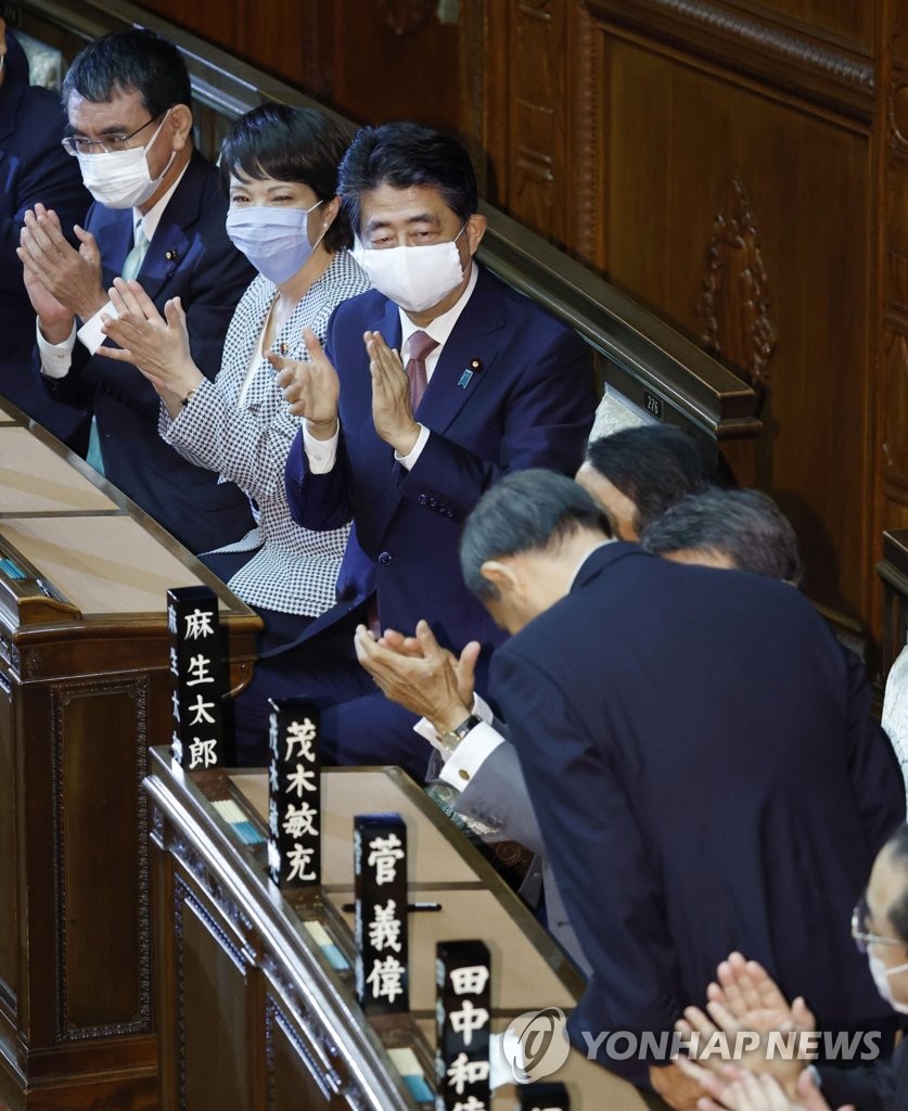 인사하는 스가 일본 총리…바라보는 아베 전 총리