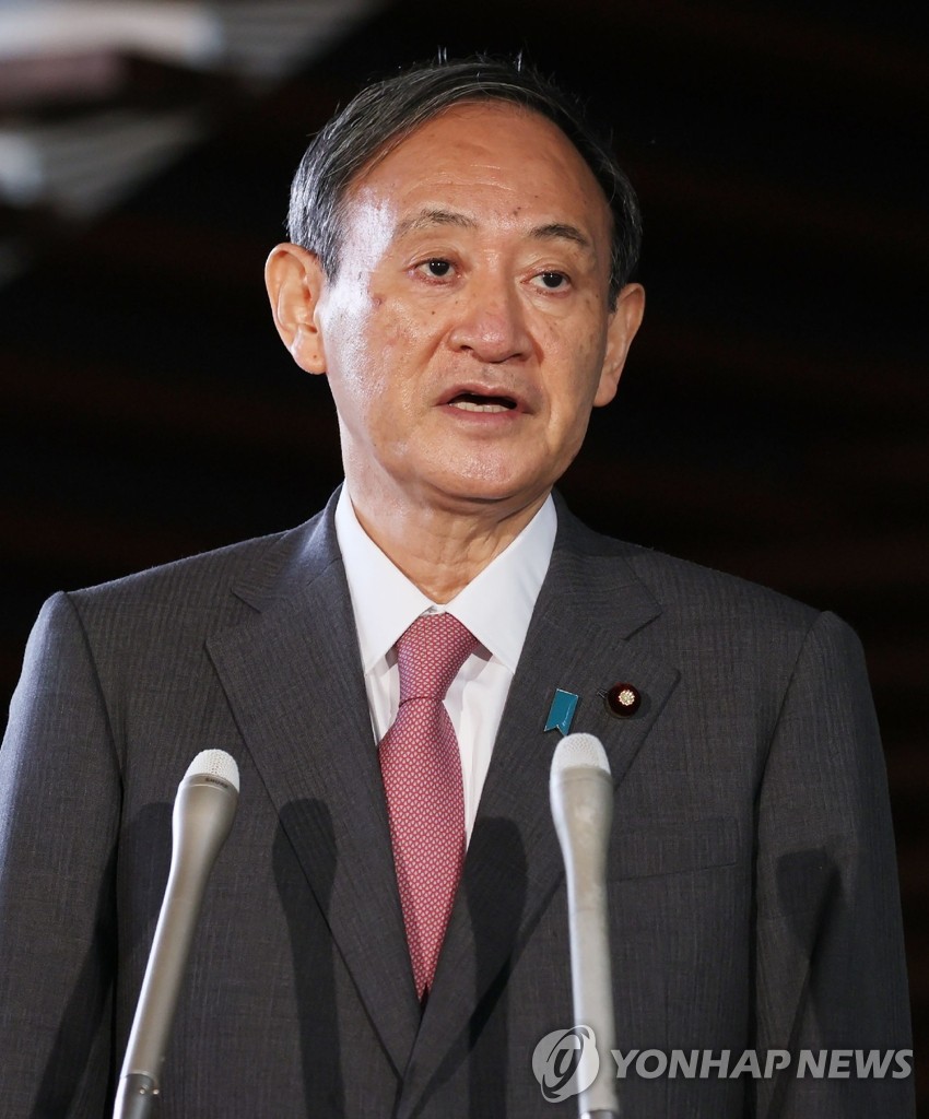 취재진 앞에서 발언하는 스가 일본 신임 총리