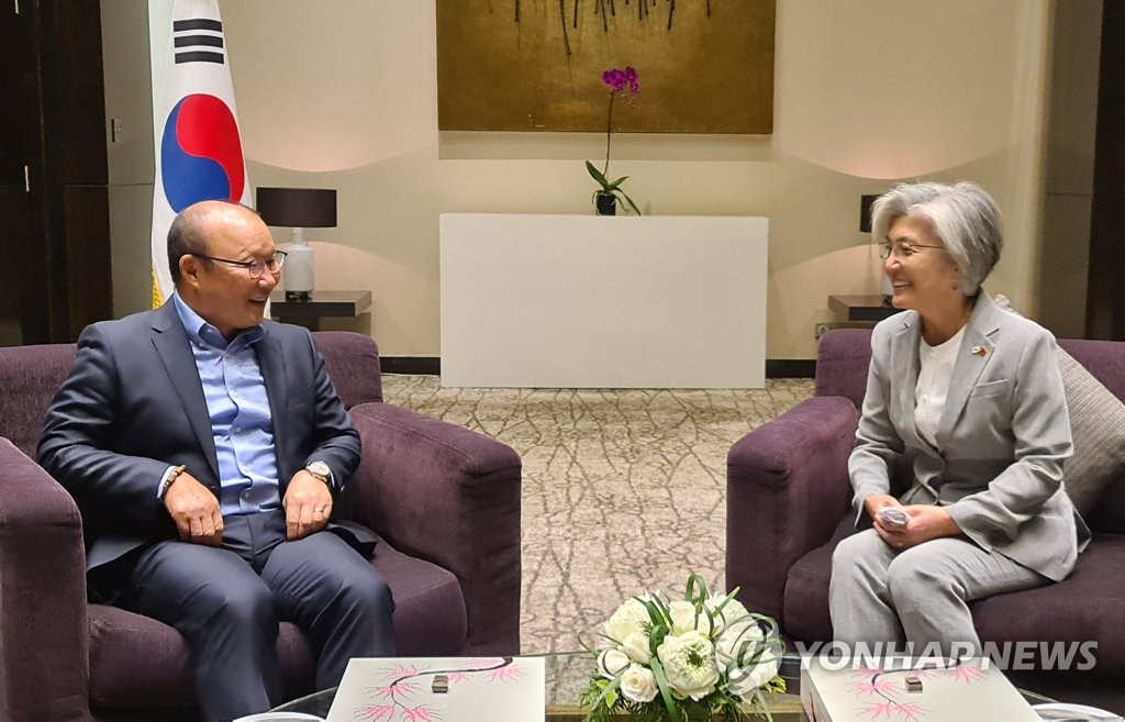 Kang y el DT surcoreano Park Hang-seo Kang y el DT surcoreano Park Hang-seo