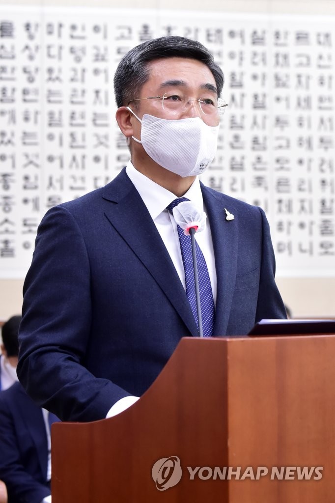 Defense chief at parliament Defense chief at parliament