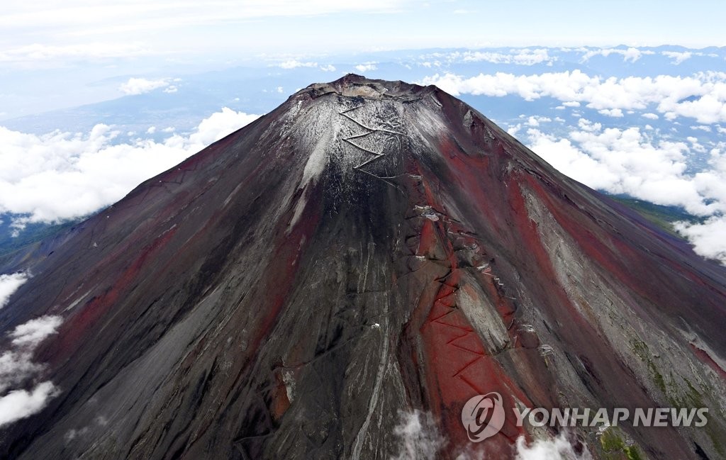 후지산에 벌써 첫눈…작년보다 한달 빨라