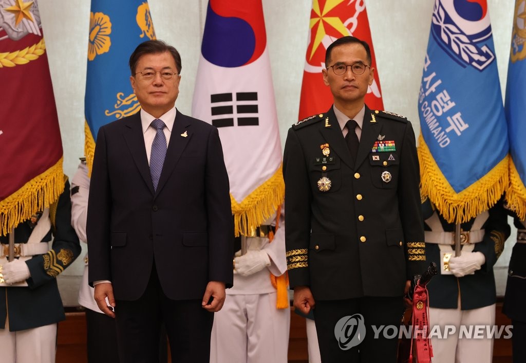 President Moon Jae-in (L) and Gen. Nam Yeong-shin, new Army chief of staff, pose for a photo during a ceremony at the presidential office Cheong Wa Dae in Seoul on Sept. 23, 2020, to mark Nam's inauguration. (Yonhap)