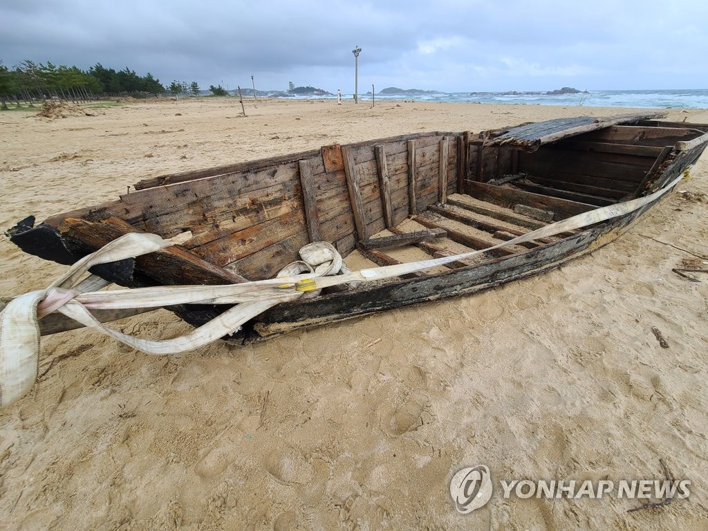 Aparente barco norcoreano encontrado en la costa oriental Aparente barco norcoreano encontrado en la costa oriental