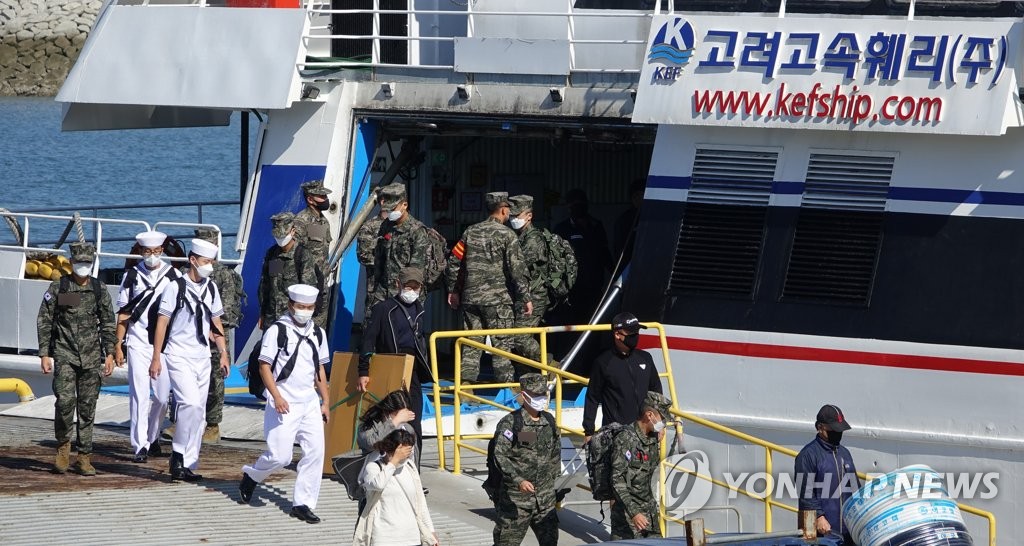 부대 복귀하는 해병대와 해군 병사