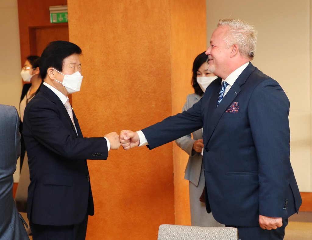 Speaker meets Swedish envoy Speaker meets Swedish envoy