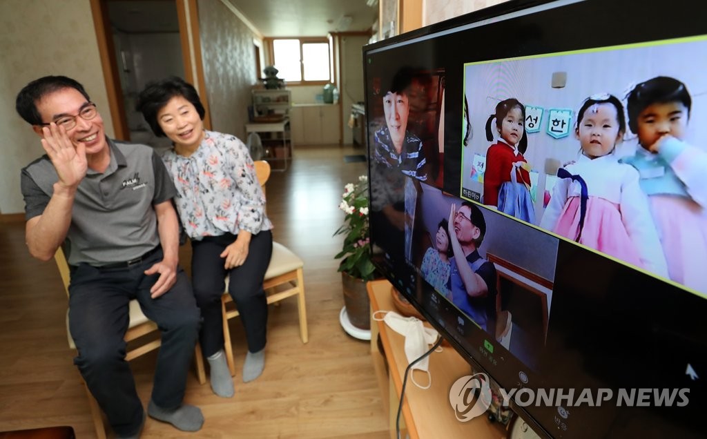 画面越しに孫と再会 画面越しに孫と再会