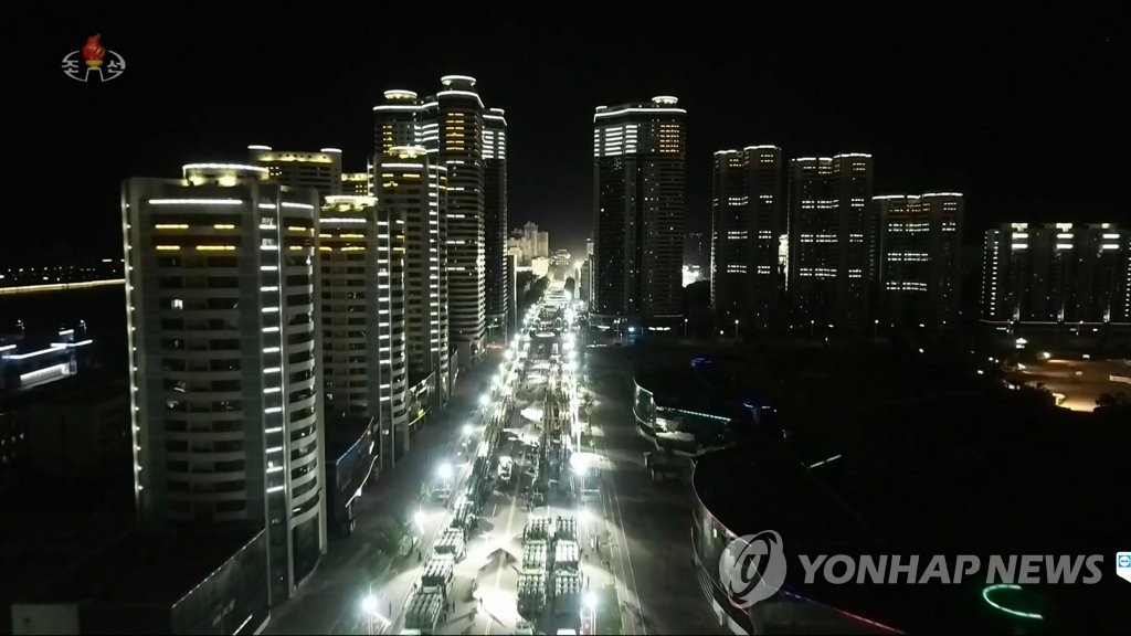 북한 당창건 75주년 열병식…도로 위 탱크의 불빛