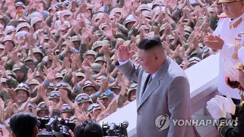 김정은, 열병식 참가자들에게 인사
