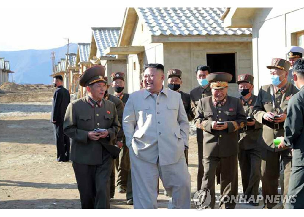 태풍피해 현장서 복구된 주택 둘러보는 김정은