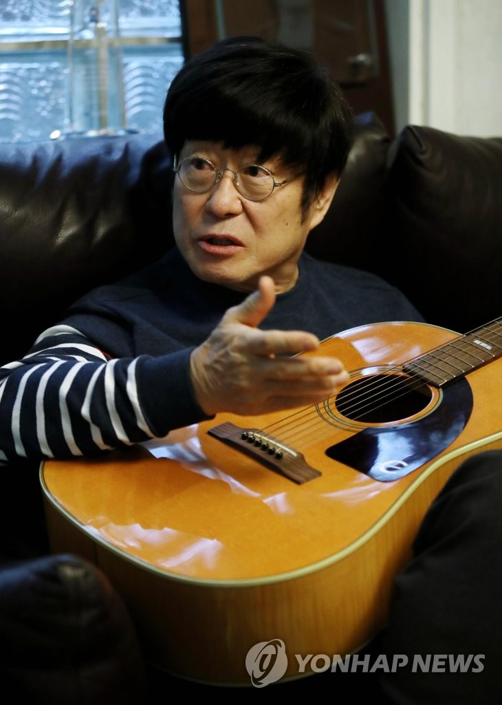 인터뷰 하는 김창완