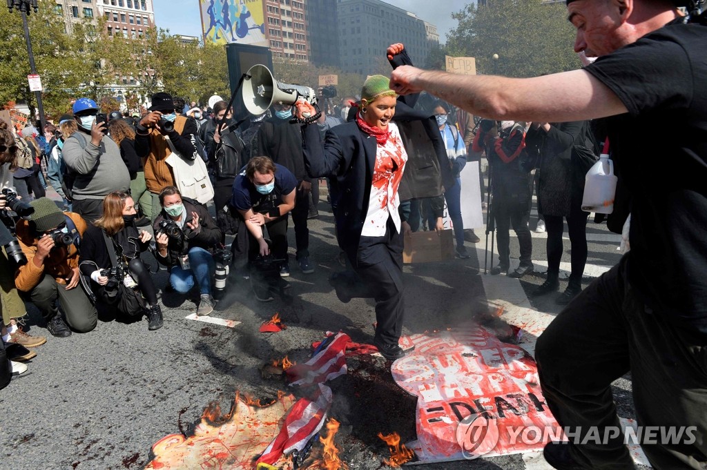 트럼프 대통령 인형 불태우는 보스턴 시위대