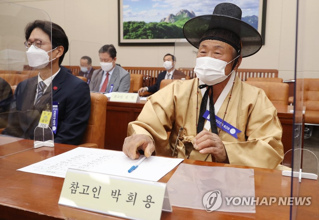 Representative of flood-hit farmers at parliamentary audits Representative of flood-hit farmers at parliamentary audits
