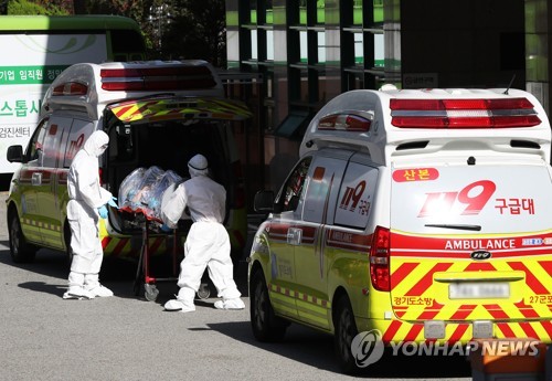 A patient infected with COVID-19 is moved to an ambulance at a hospital in Gunpo, south of Seoul, for treatment on Oct. 22, 2020. (Yonhap)
