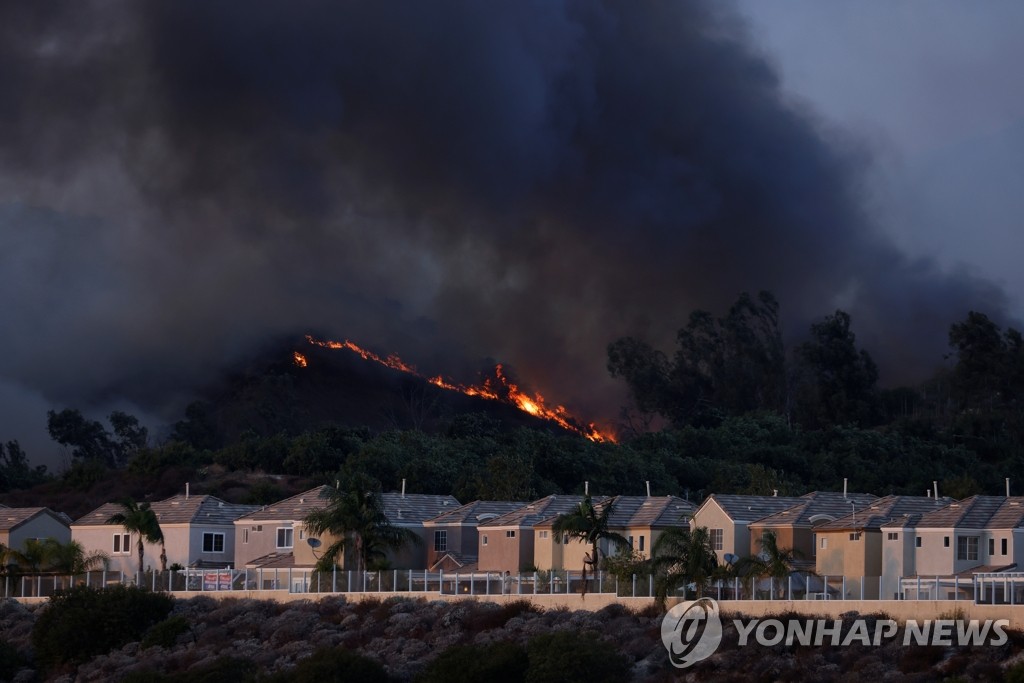 '악마의 바람'에 주택가로 확산하는 미 서부 산불