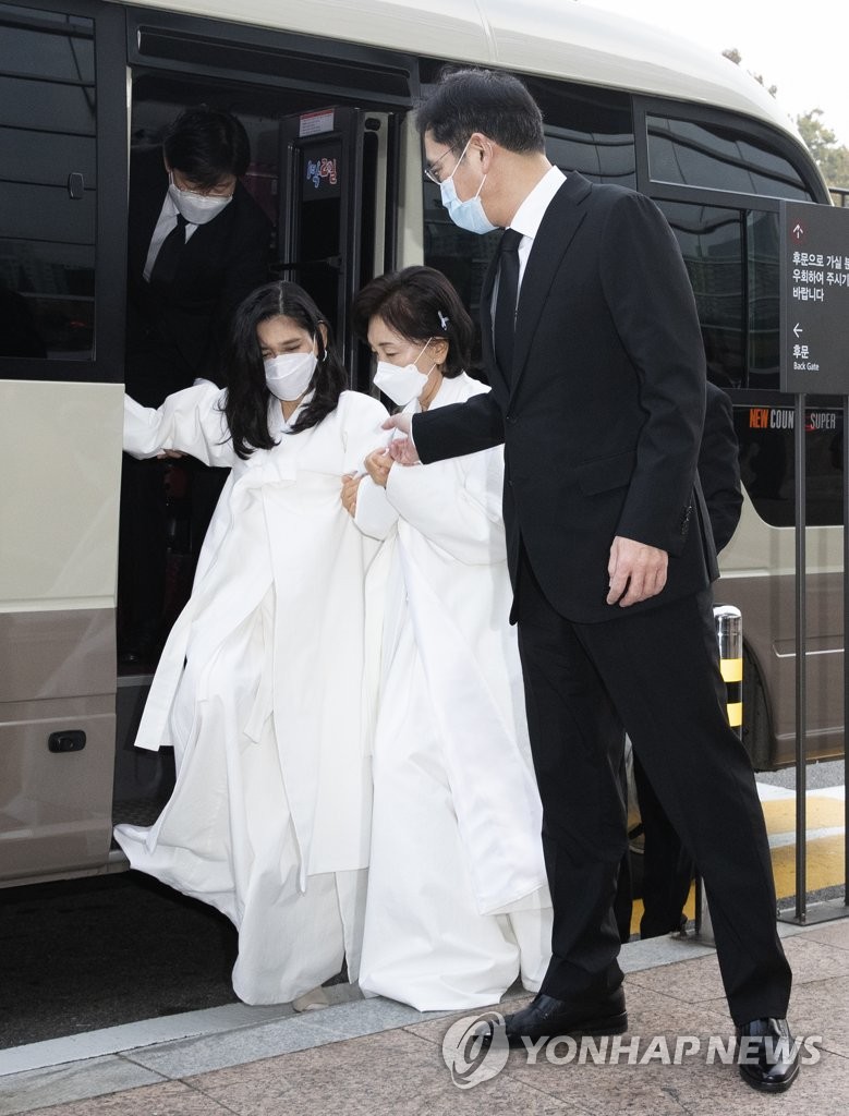 영결식 향하는 홍라희-이재용-이부진