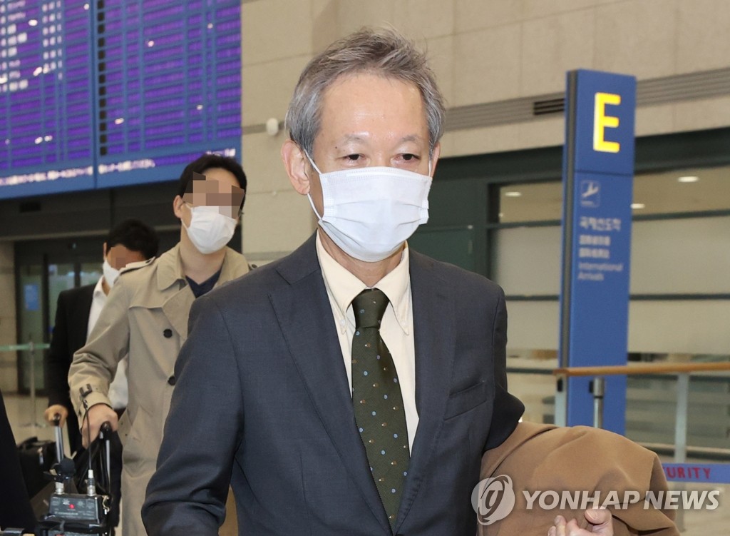 입국하는 다키자키 일본 외무성 국장