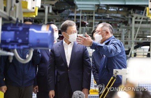 Moon visita una fábrica de Hyundai Motor