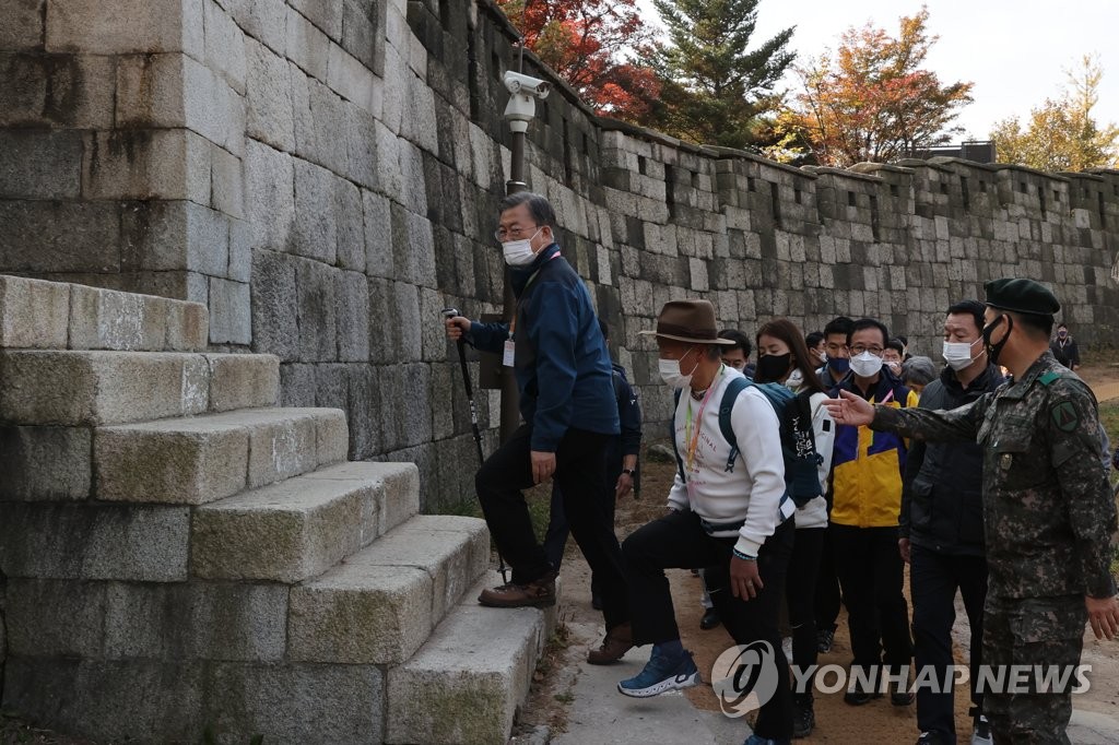 문 대통령, 북악산 북측 산행...11월 개방