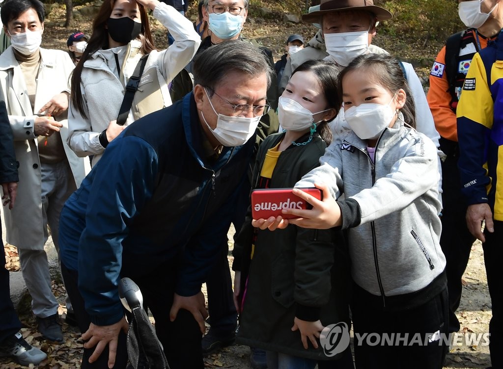 어린이와 키높이 맞춘 문 대통령