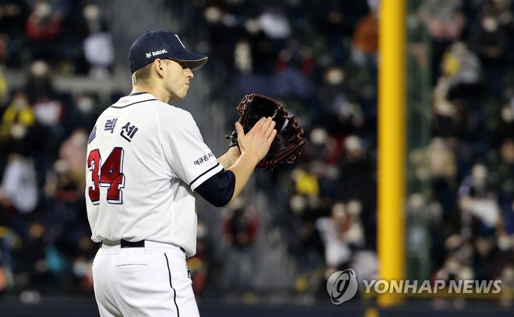 Chris Flexen of the Doosan Bears encourages his teammates after the top of the fifth inning of Game 1 of the Korea Baseball Organization first-round playoff series against the LG Twins at Jamsil Baseball Stadium in Seoul on Nov. 4, 2020. (Yonhap)
