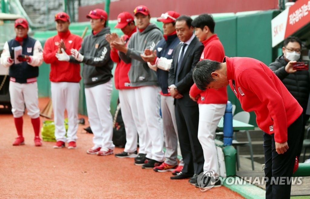 In this file photo from Nov. 9, 2020, Kim Won-hyong (R), manager of the SK Wyverns, bows to his players in their first meeting at SK Happy Dream Park in Incheon, 40 kilometers west of Seoul. (Yonhap)