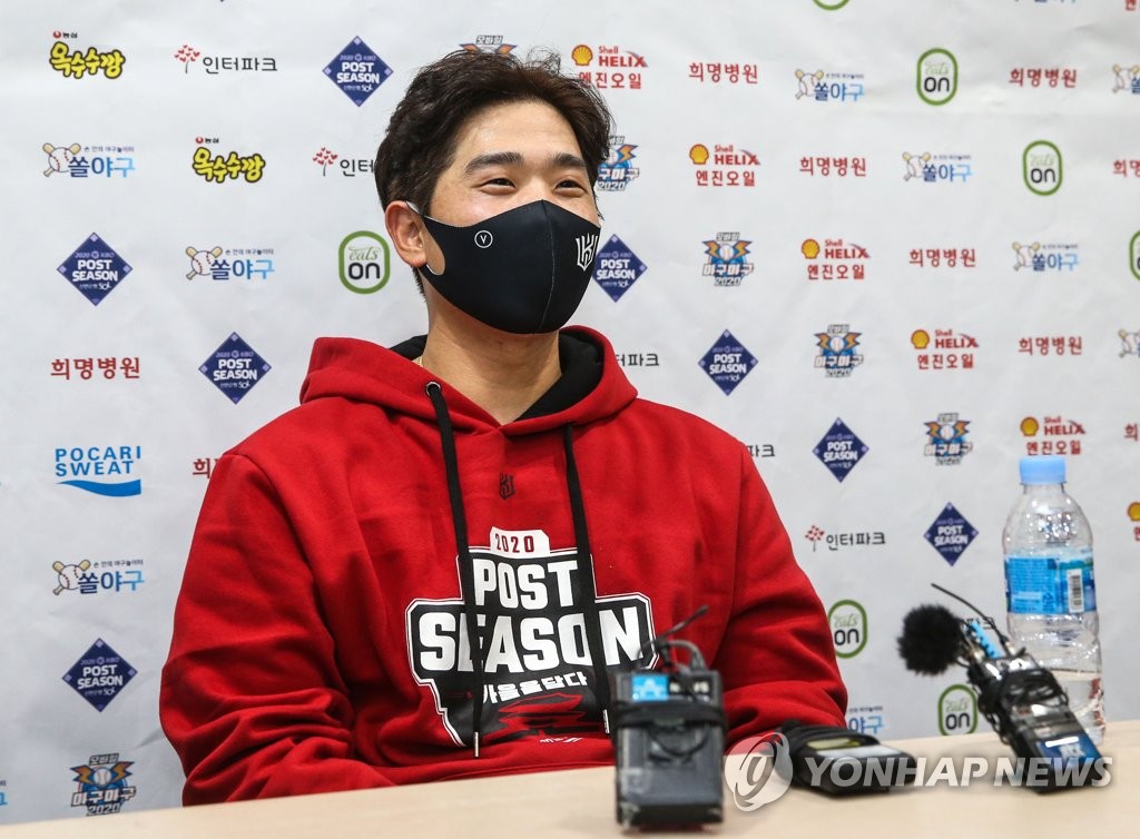 Park Kyung-su of the KT Wiz speaks to reporters at Gocheok Sky Dome in Seoul on Nov. 9, 2020, before Game 1 of the second round Korea Baseball Organization postseason series against the Doosan Bears. (Yonhap)