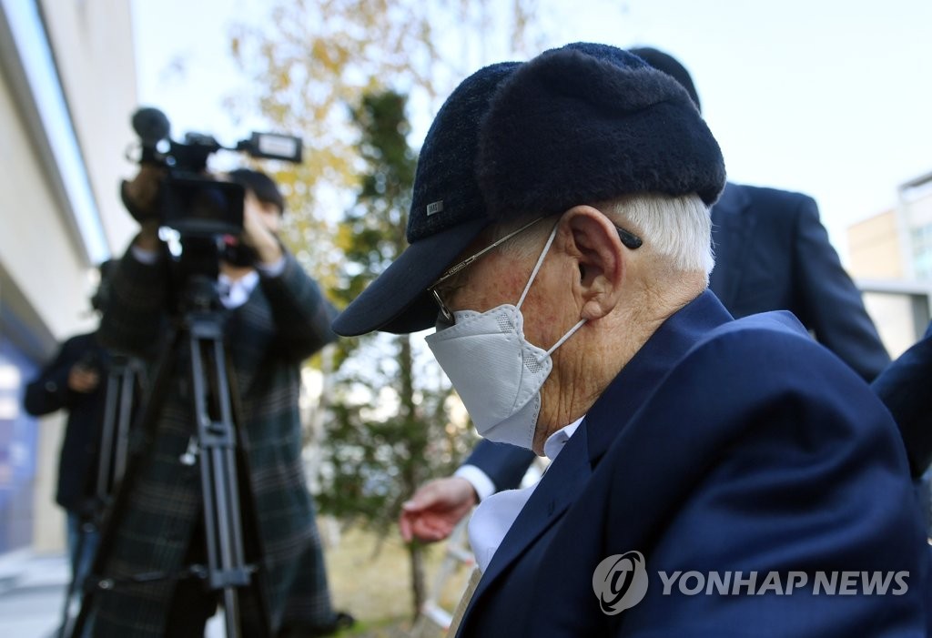 보석 석방 후 첫 재판 받는 신천지 이만희 총회장