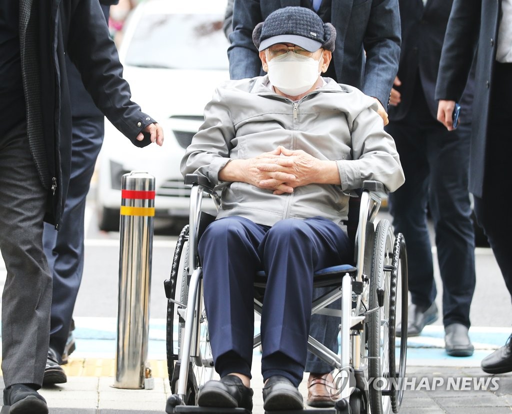 휠체어 타고 공판 출석하는 이만희 총회장